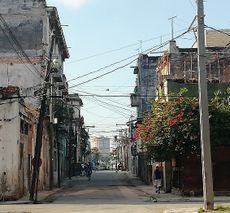 Vista parcial calle-alambique habana vieja cuba (vista desde Avenida del Puerto).jpg