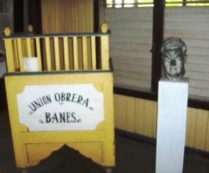15 Tribuna desde la que Julio Antonio Mella se dirigió al pueblo de Banes.jpg