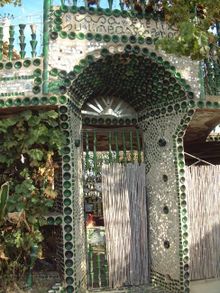 Casa particular realizada con vidrio reciclado en Monesma de San Juan.jpg