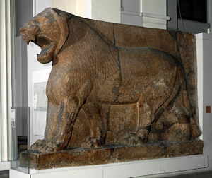 Colosal estatua de un Leon.png