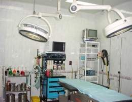 Salón de operaciones y mesa quirúrgica.jpg