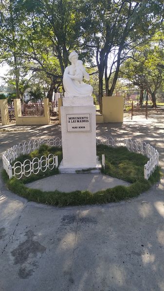Archivo:Parque de las madres jobabo.jpg