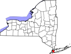 Condado de Queens dentro del Estado de Nueva York, en rojo.