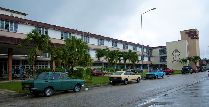 Archivo:Hospital Arnaldo Milián.jpg