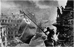 Soldados rusos ondeando su bandera Berlin 1945.jpg