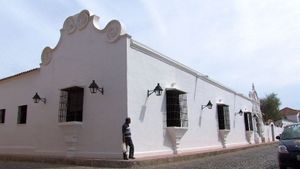 Casa-ventanas-de-hierro-coro-3-cronica-uno..jpg