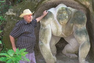 12-Zoológico de piedras.Obra monumentaria del autor Angel Iñigo Blanco, en Boquerón de Yateras..jpg