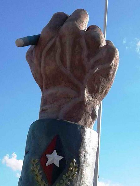 Archivo:Lomita-Parra-homenaje-Fidel.jpg