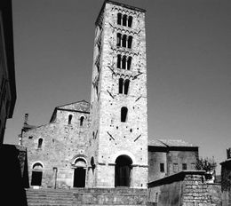 Fachada y campanario de Catedral de Anagni.JPG