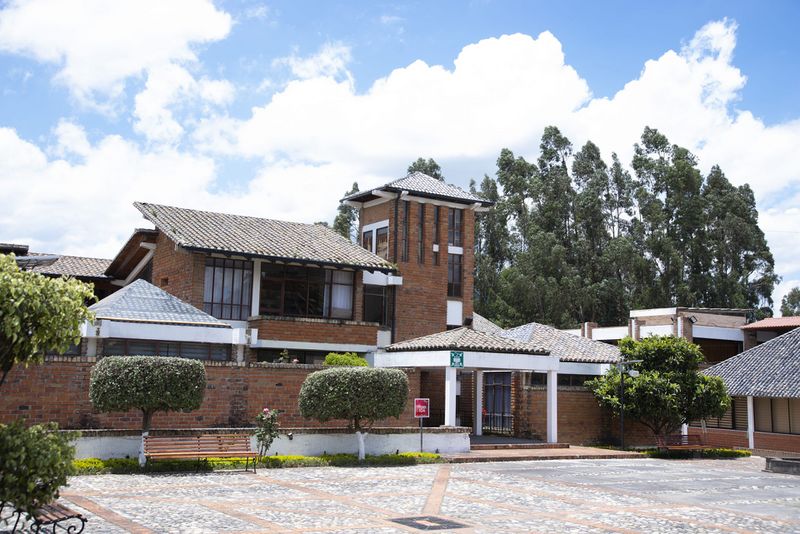 Archivo:Universidad de Otavalo.jpg