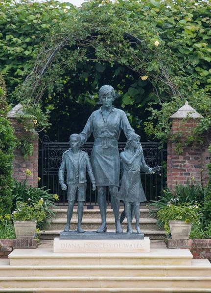 Archivo:Diana de Gales (escultura).JPG