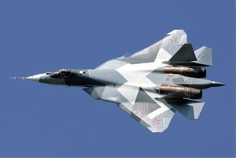 Archivo:Sukhoi T-50 volando MAKS-2011.jpg