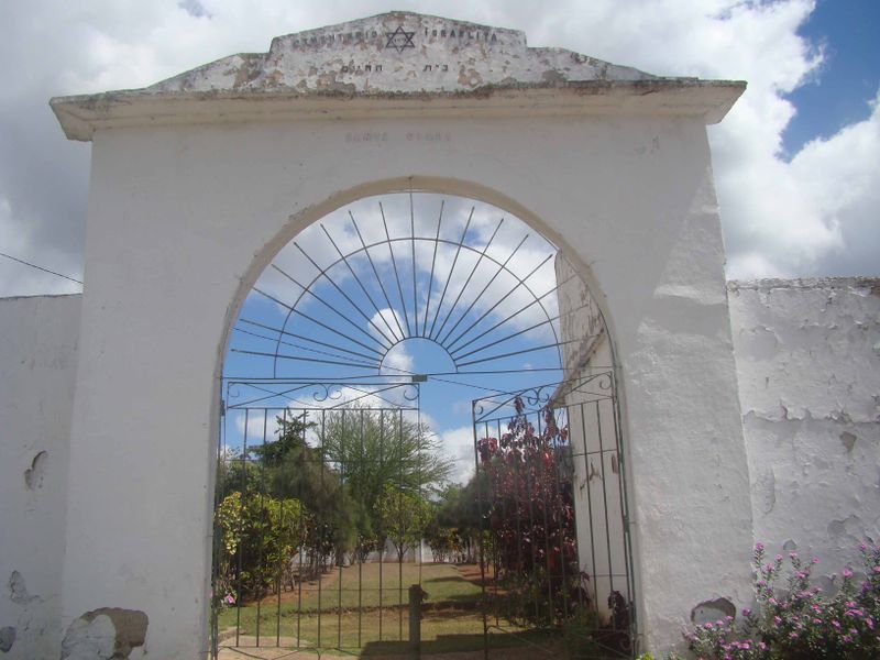 Archivo:Fachada del cementerio.JPG