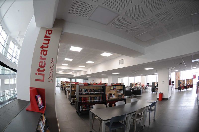 Archivo:Sala literatura biblioteca Gabriela Mistral.jpg