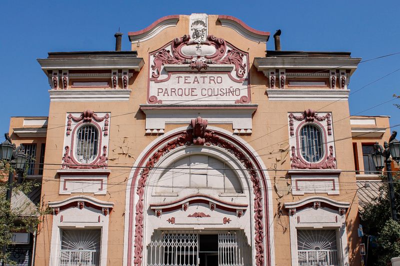 Archivo:Fachada Teatro Parque Cousiño, Chile.jpg