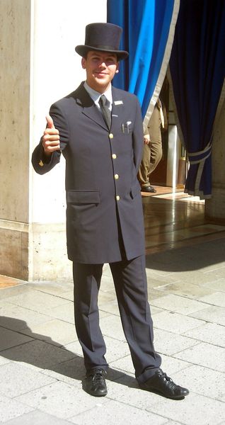 Archivo:Portier mit Zylinder.JPG