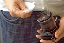 Cleaning-The-Lens-With-Your-Shirt.jpg