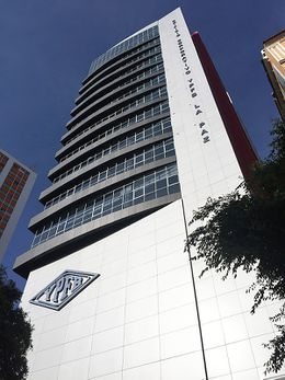 Edificio de las oficinas centrales de Yacimientos Petrolíferos Fiscales Bolivianos.jpg