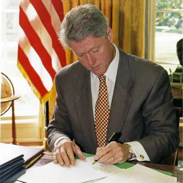 Archivo:Bill Clinton firmando ley Helms-Burton.jpg