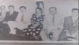Velada en conmemoración del asesinato de los ocho estudiantes de Medicina en 1871, con la presencia del Dr. Fidel Castro (segundo de derecha a izquierda).Artemisa, 27.11.1947.jpg