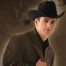 El-potro-de-sinaloa-posing-picture.jpg