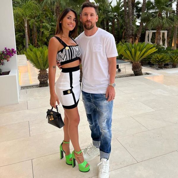 Archivo:Messi junto a su esposa.jpg