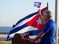 Presidente-con-la-bandera-cubana.jpg