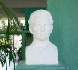 Busto en la Escuela que lleva su nombre.JPG