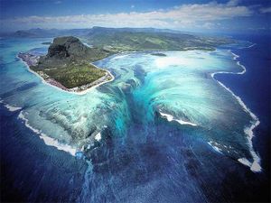 Cascada-submarina-isla-mauricio.jpg