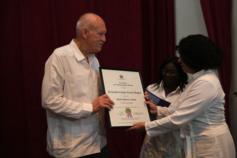 Archivo:Honoris causa vecino alegret1.jpg