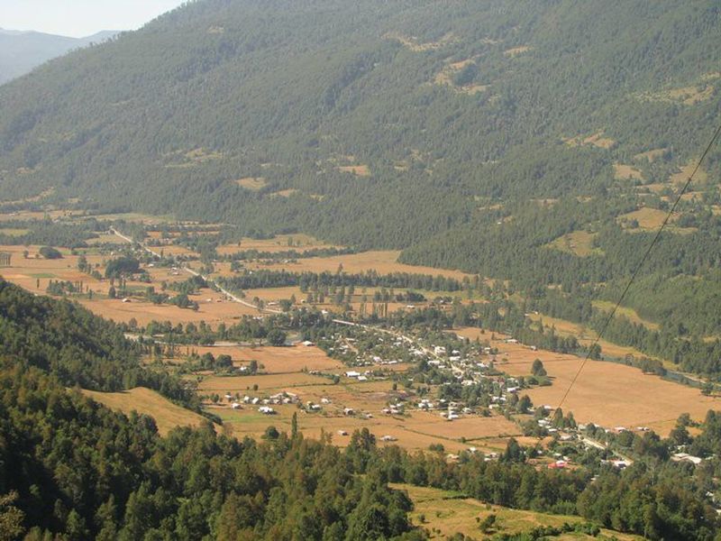 Archivo:Valle Liquiñe.jpg