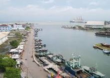 Vista del puerto de Semarang en Indonesia.jpg