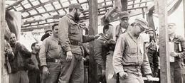 Fidel hace entrega de Titulos a los Grdaudos en el PICO CUBA 2.JPG