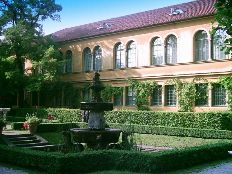 Archivo:Lenbachhaus-northern wing.jpg
