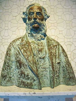 Busto de Carlos Calvo.jpg