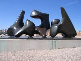 440px-Moor, three piece sculpture vertebrae ,1968-1969.jpg