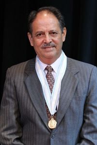 VICTOR-MUÑOS-PREMIO-NACIONAL-DE-LITERATURA 7914-350x525.jpg
