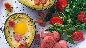 Aguacate-relleno-de-huevo-con-minisalchichas.jpg