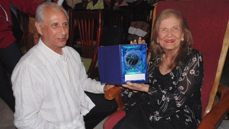 Archivo:Premio Excelencias-Carilda Oliver.jpg
