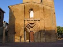 Fachada románica de la parroquial de Biota.jpg