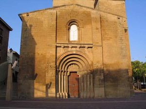 Fachada románica de la parroquial de Biota.jpg