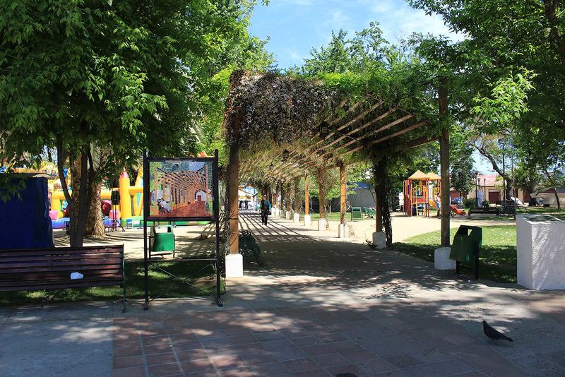Archivo:Las-cabras-plaza.jpg