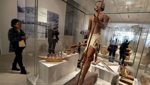 Varias-personas-Museo-Egipcio-reapertura MEDIMA20150331 0087 3.jpg