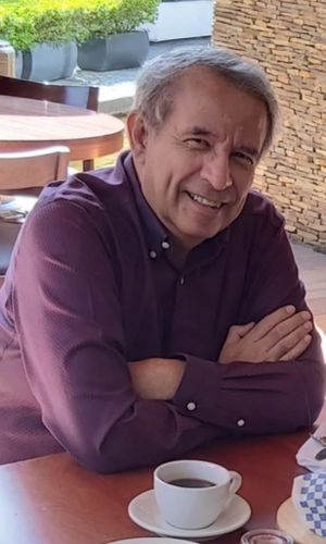 Gustavo Escritor.jpeg