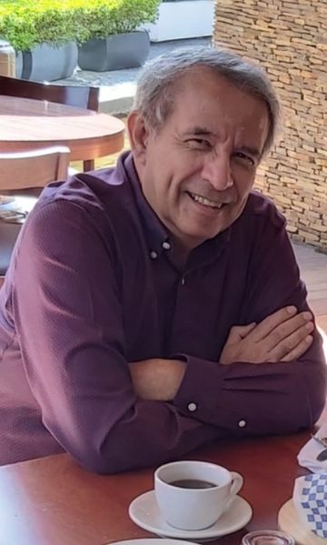 Archivo:Gustavo Escritor.jpeg