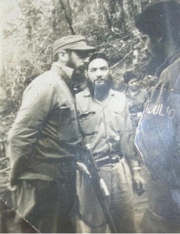Justo Idilio junto a Fidel (al centro).JPG