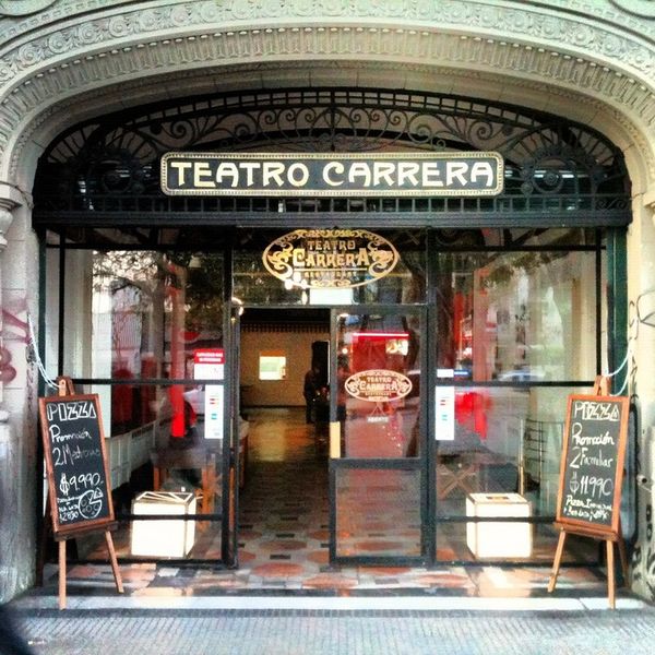 Archivo:Teatro Carrera, hoy restaurante1, Chile.jpg