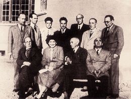 Pedro Arnal Cavero (sentado en el centro) con un grupo de maestros de la Escuela Costa.jpg
