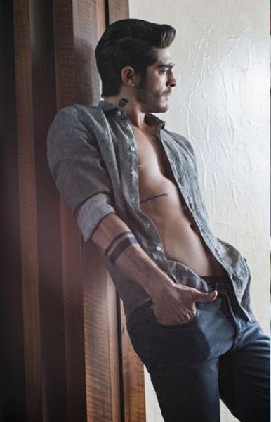 Archivo:Burak como modelo2.jpg