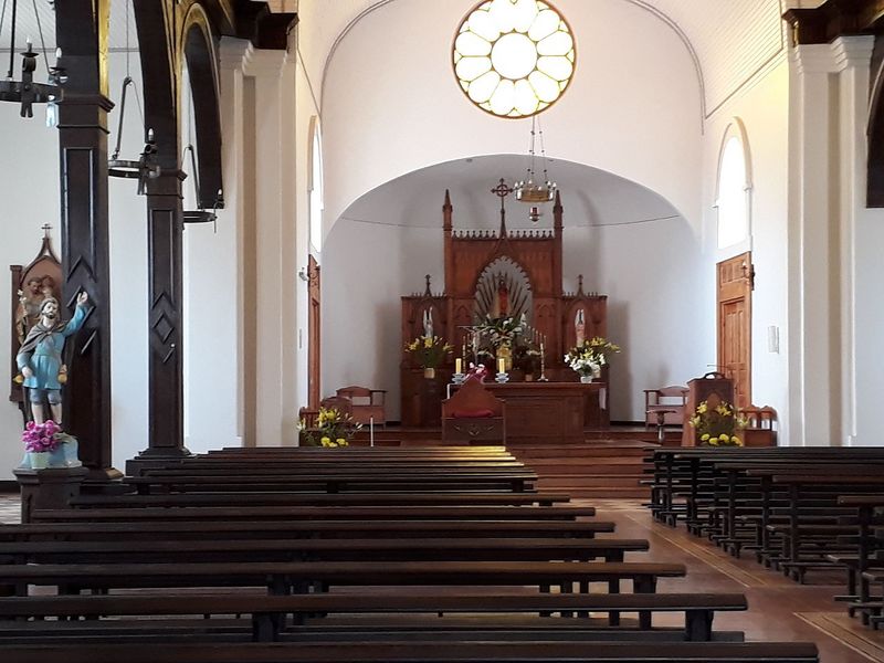 Archivo:Interior-de-la-iglesia de Paredones.jpg